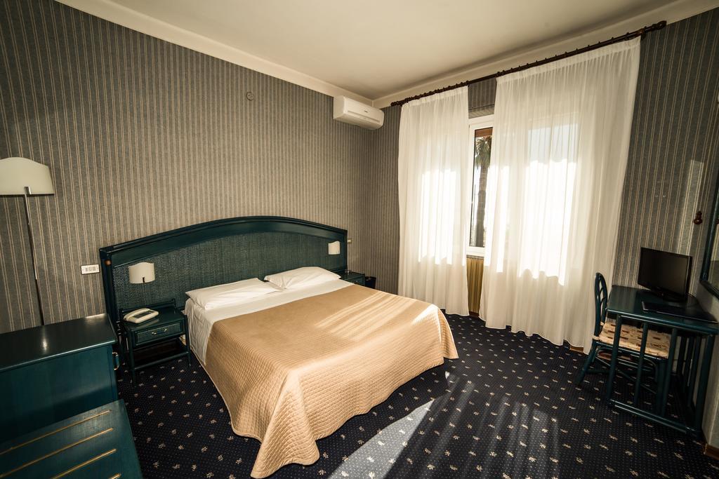 Hotel Kristina Imperia Exterior photo