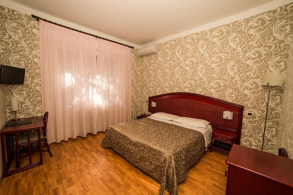 Hotel Kristina Imperia Exterior photo