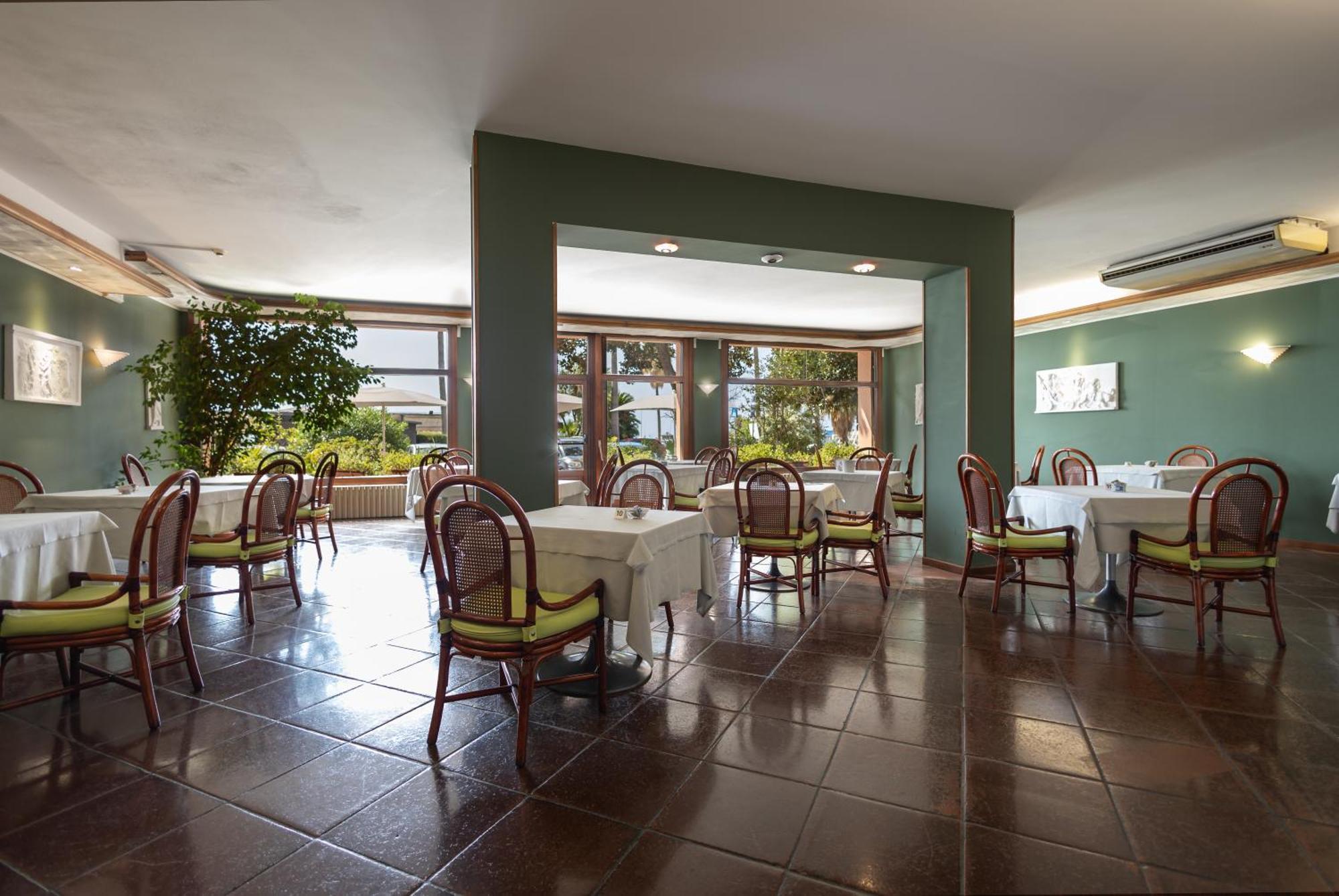 Hotel Kristina Imperia Exterior photo