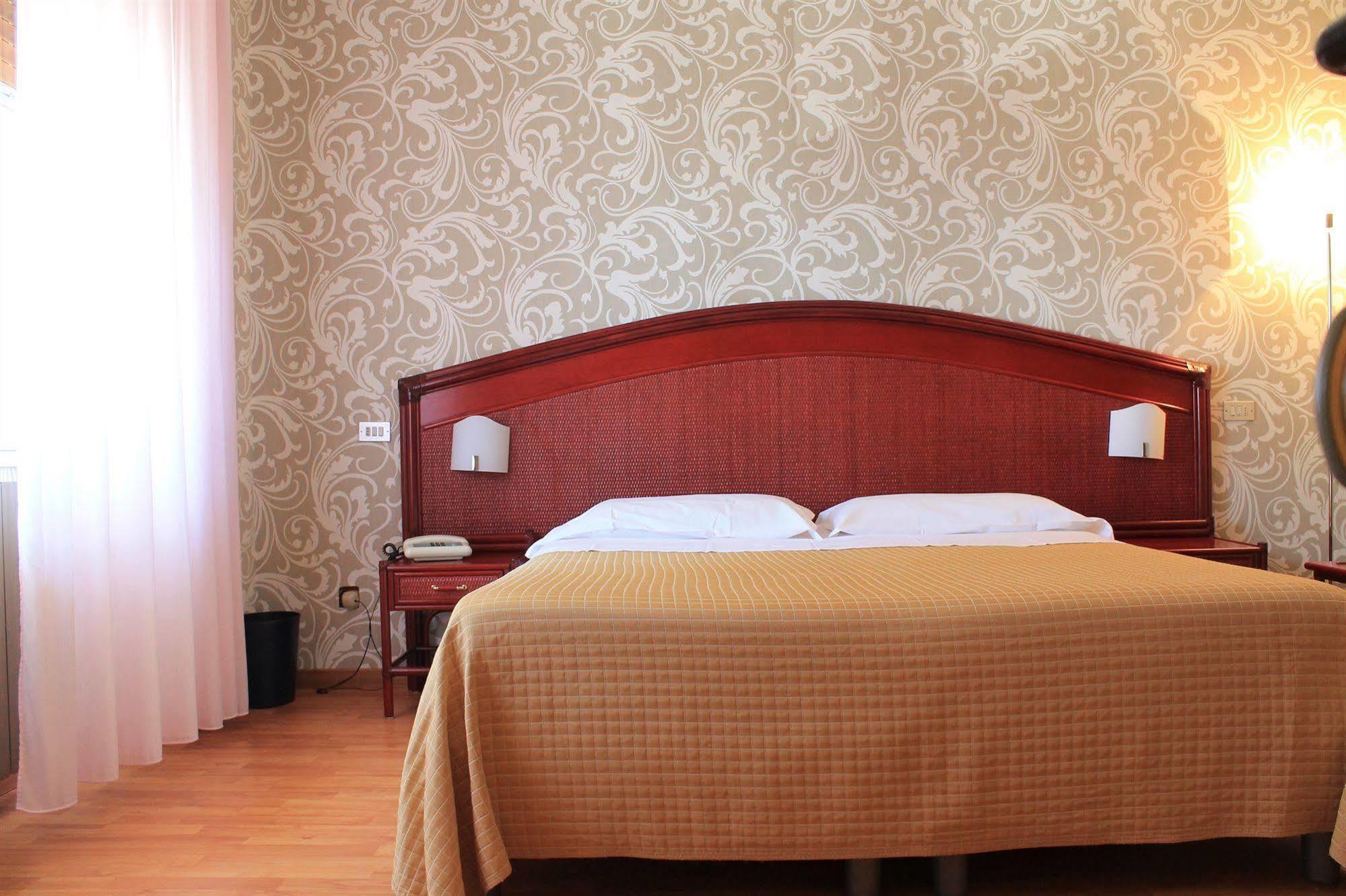 Hotel Kristina Imperia Exterior photo